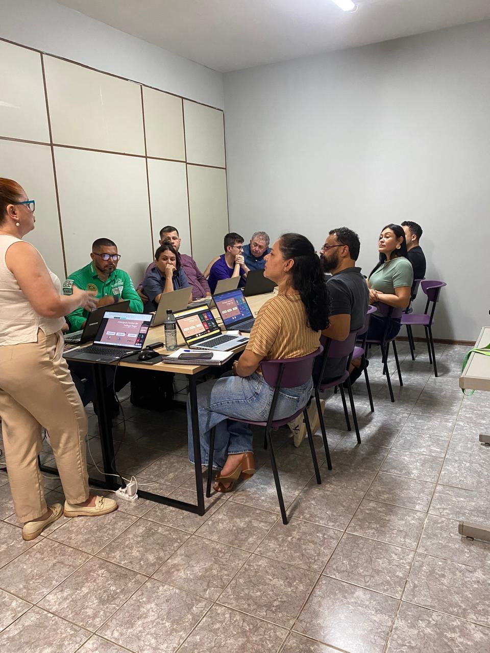 Sala com alunos durante uma formação presencial