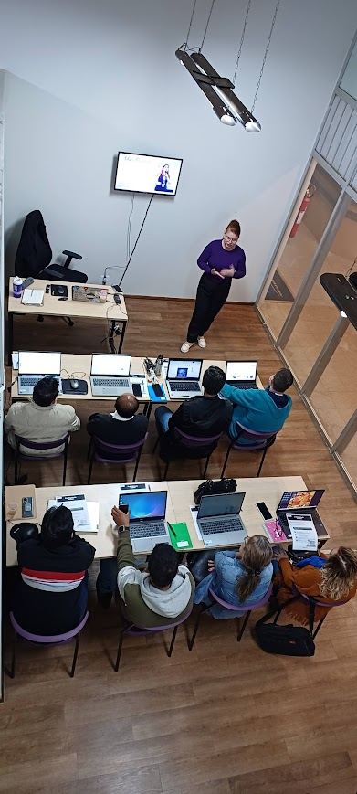 Alunos praticando com notebooks durante a aula