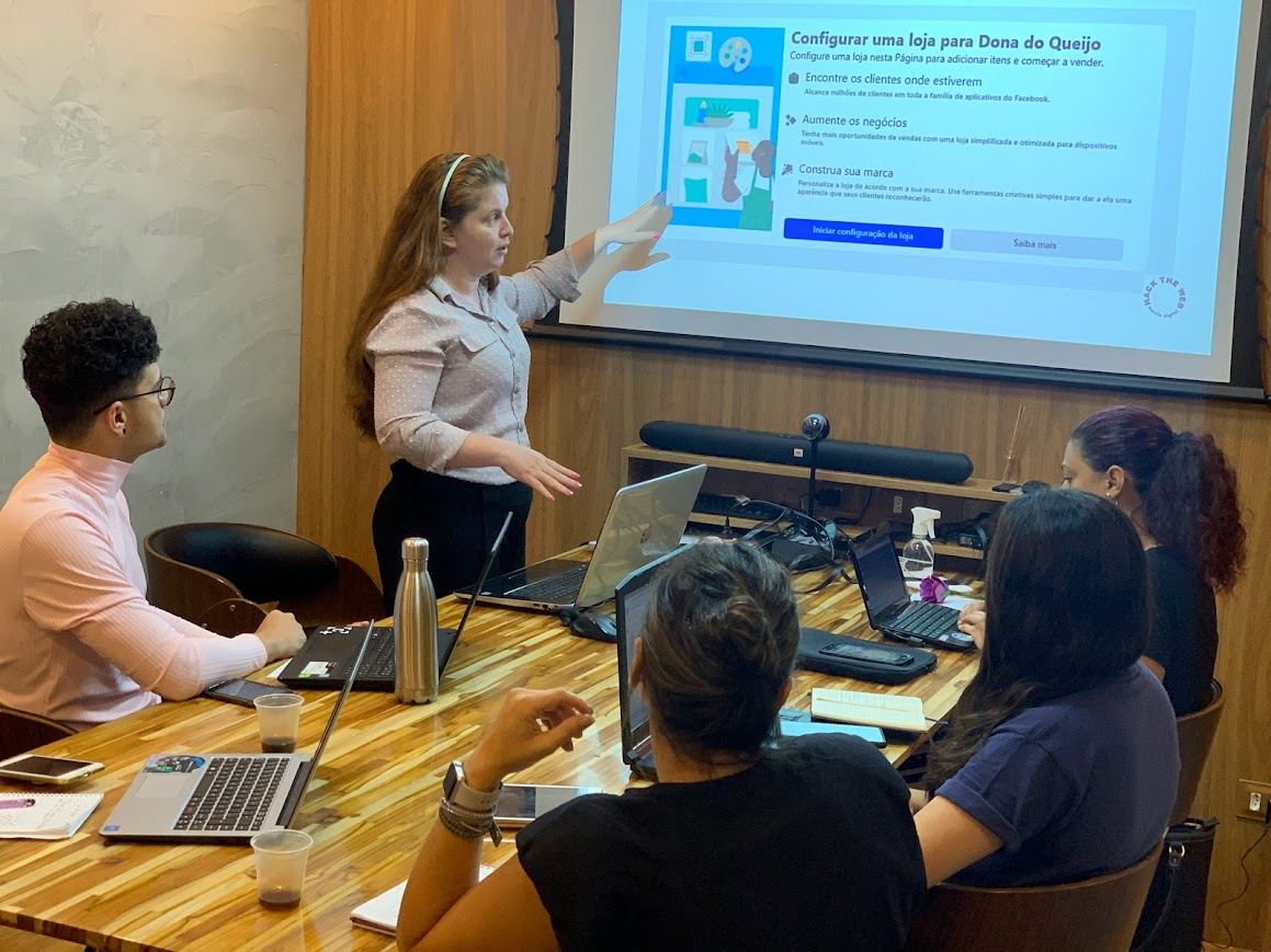 Aula prática conduzida por Adair Christina em turma presencial