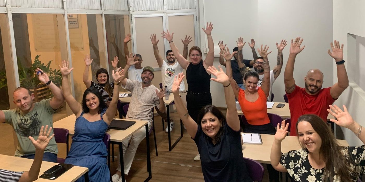 Turma reunida em uma formação presencial
